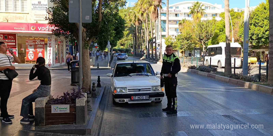 Caddeye park edip bankaya gitti, dönüşte 690 TL ceza yedi