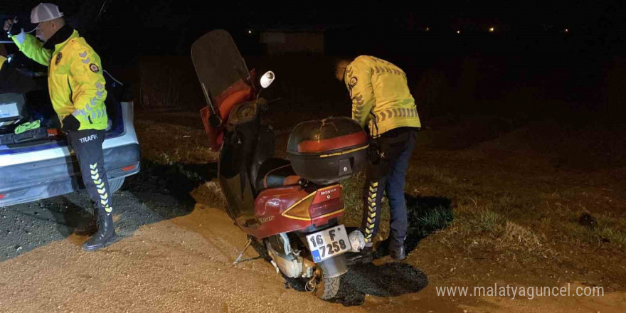 Çalıntı plaka ve motosikletle giderken polise yakalandı