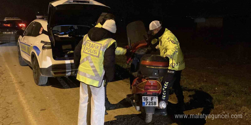 Çalıntı plaka ve motosikletle giderken polise yakalandı