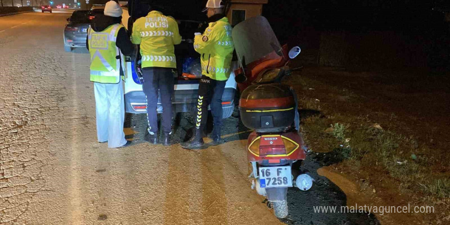 Çalıntı plaka ve motosikletle giderken polise yakalandı