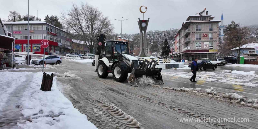 Çameli ilçe merkezinde kar temizliği çalışmaları tamamlandı