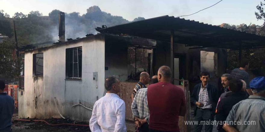 Cami imamının lojmanı çıkan yangında küle döndü