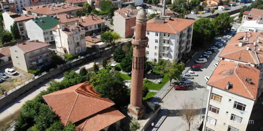 Cami ve köprülerin yıkıldığı selde bile yıkılmayan 800 yıllık Eğri Minare