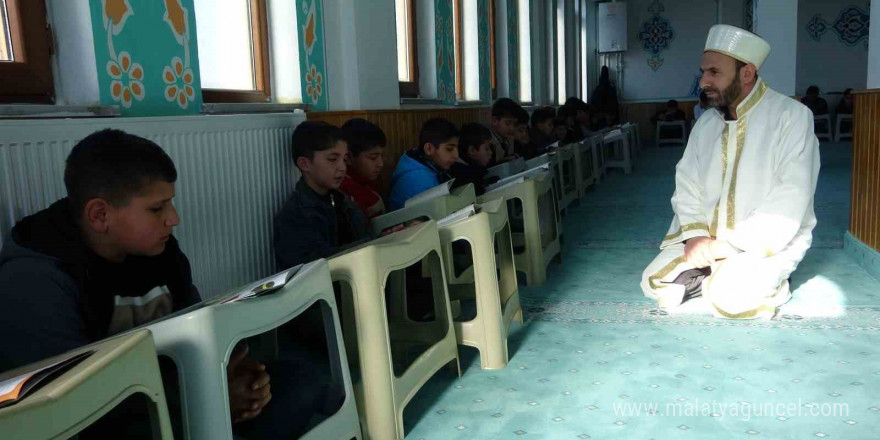 Camiye gelen çocuklar bir yılda bin kitap okudu