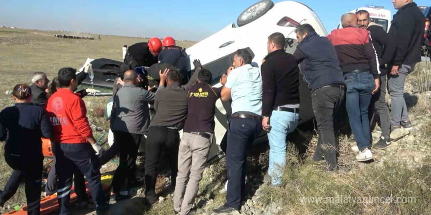 Can pazarının yaşandığı ölümlü kazada aracı devrilmesin diye vatandaşlar tuttu