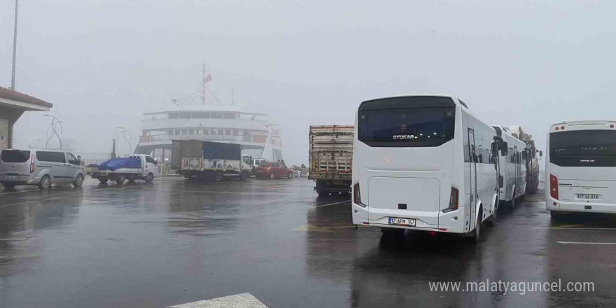 Çanakkale Boğazı sis nedeniyle transit gemi geçişlerine kapatıldı, feribot seferleri geçici olarak durduruldu