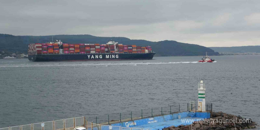 Çanakkale Boğazı’ndan geçen dev konteyner gemileri boğazı kapattı