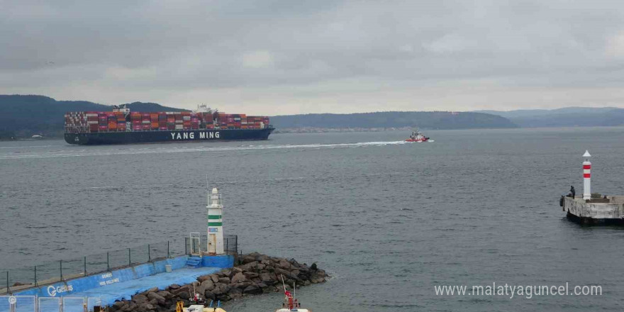 Çanakkale Boğazı’ndan geçen dev konteyner gemileri boğazı kapattı