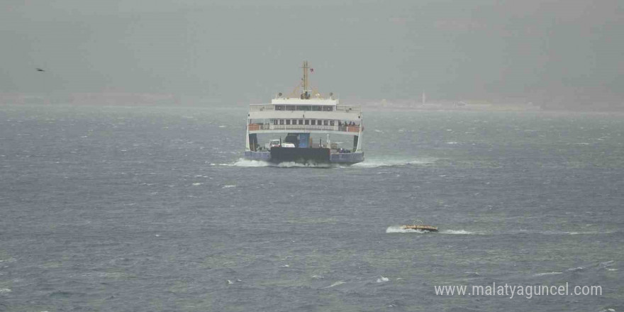 Çanakkale-Eceabat seferleri lodos fırtınası nedeniyle iptal edildi