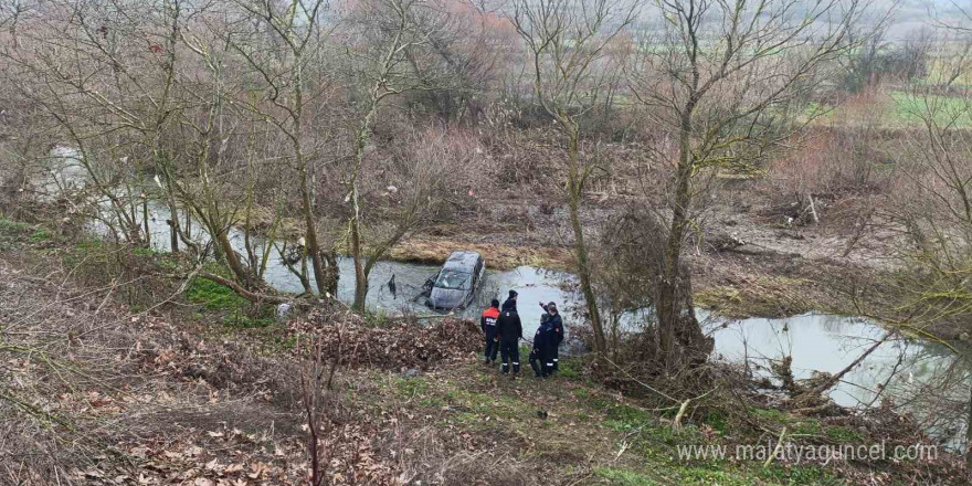 Çanakkale’de araç çaya uçtu: 1 yaralı, 1 kayıp