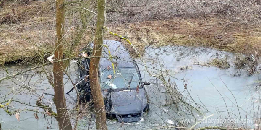 Çanakkale’de araç çaya uçtu: 1 yaralı, 1 kayıp