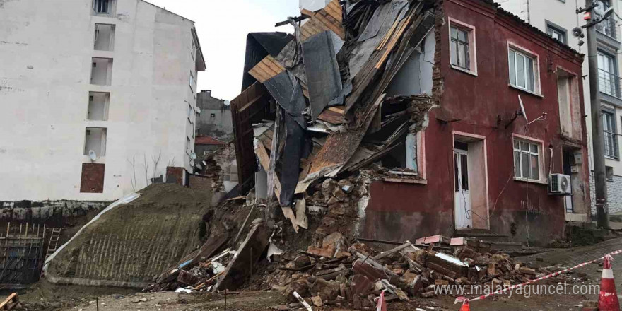 Çanakkale’de atıl vaziyetteki 2 katlı bina çöktü