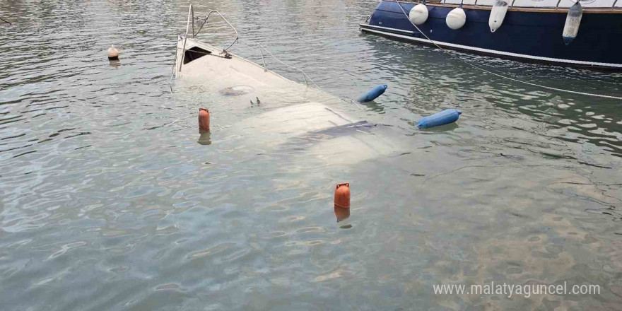 Çanakkale’de fırtınada bir tekne battı