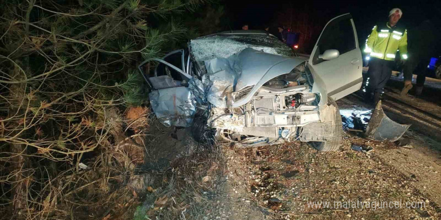 Çanakkale’de iki araç kafa kafaya çarpıştı: 1 ölü, 3 yaralı