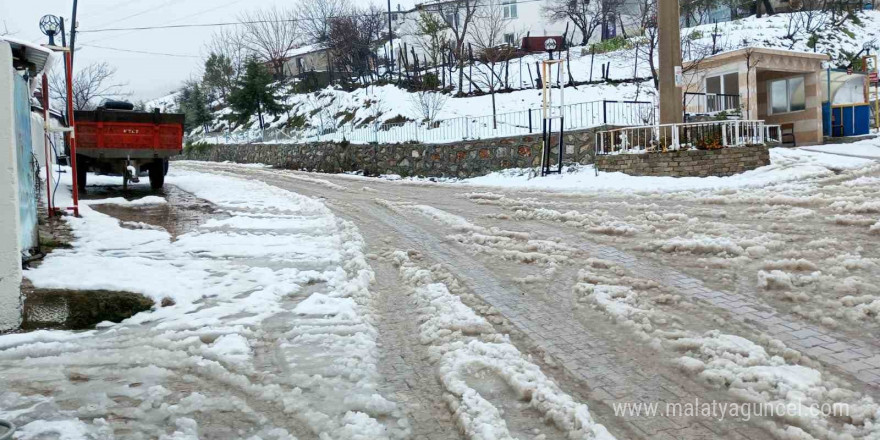 Çanakkale’de İl Özel İdare ekipleri karla kaplı köy yollarını açıyor