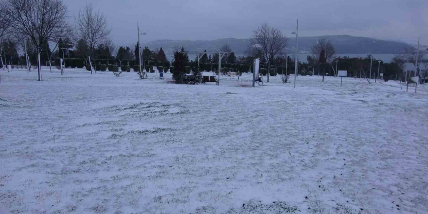 Çanakkale’de kar yağışı etkili oldu