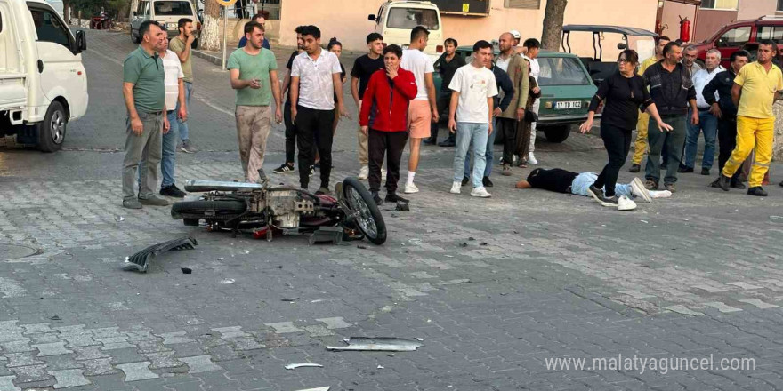 Çanakkale’de otomobil ile motosiklet çarpıştı: Kaza anı güvenlik kamerasına yansıdı