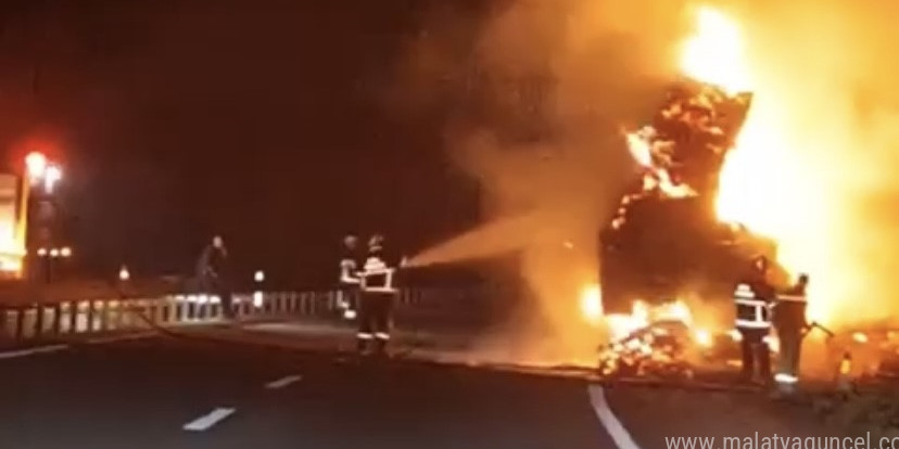 Çanakkale’de saman yüklü tır yandı