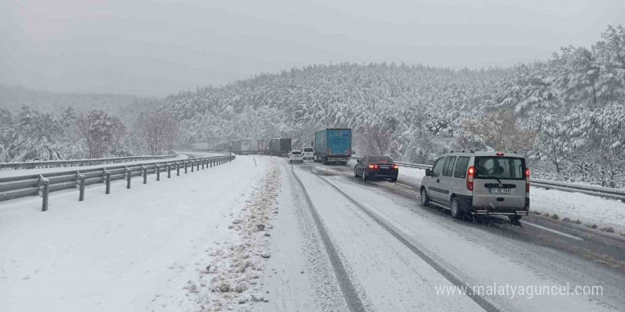 Çanakkale’nin Korudağ mevkisinde trafik kontrollü olarak sağlanıyor