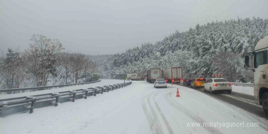 Çanakkale’nin Korudağ mevkisinde trafik kontrollü olarak sağlanıyor