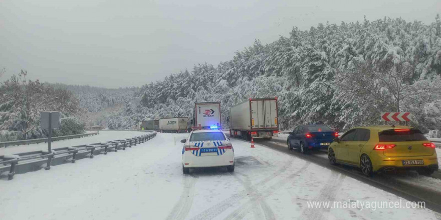 Çanakkale’nin Korudağ mevkisinde trafik kontrollü olarak sağlanıyor