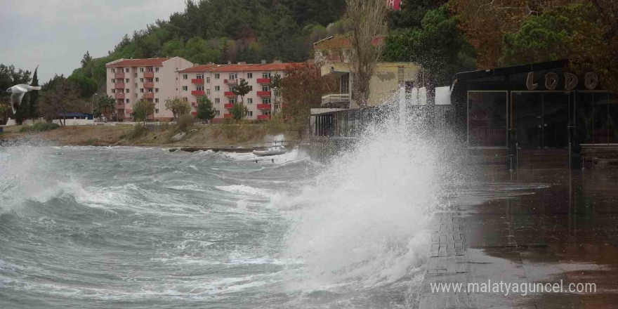 Çanakkkale-Kilitbahir seferleri lodos fırtınası nedeniyle iptal edildi