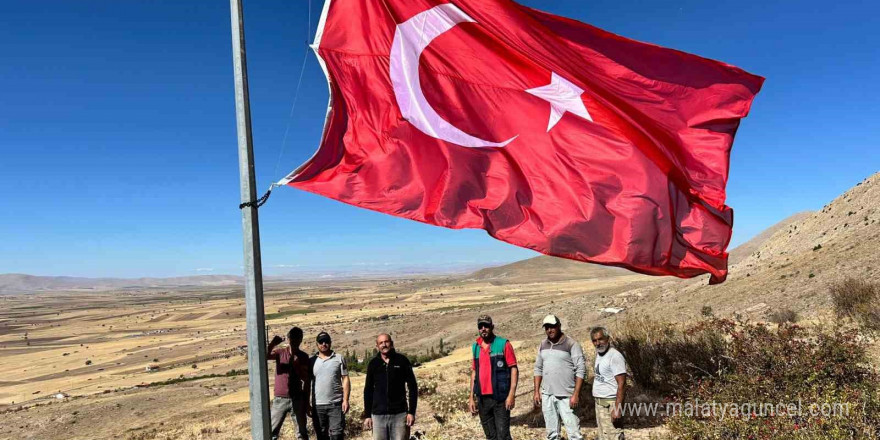 Çanakpınar mahallesinin zirvesine dev Türk Bayrağı asıldı