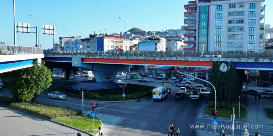 Canik Viyadüğü’ne kırmızı-beyaz sürpriz