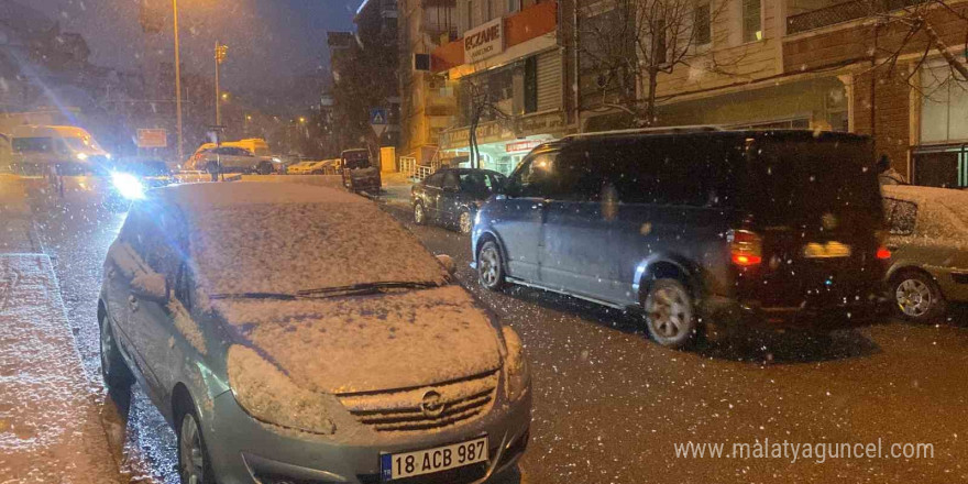 Çankırı’da kar yağışı etkili oldu: Vatandaşlar soluğu dışarıda aldı