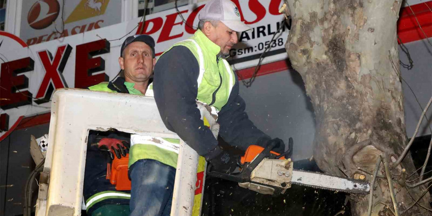 Çark Caddesi’nde gece mesaisi