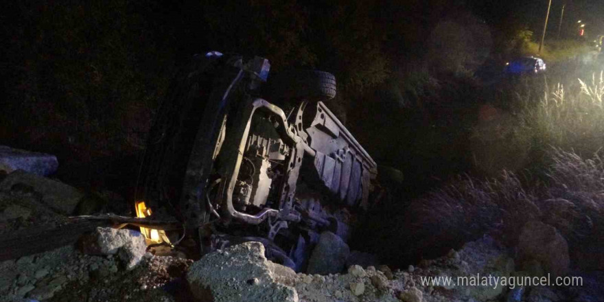 Çarpışan otomobiller kanala uçtu, 6 kişi hafif yaralandı