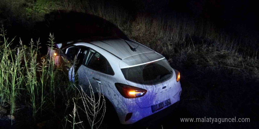 Çarpışan otomobiller kanala uçtu, 6 kişi hafif yaralandı