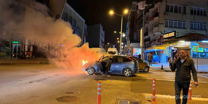 Çarpışan otomobillerden biri alev aldı: Cep telefonunu almak için yanan aracın içine girdi