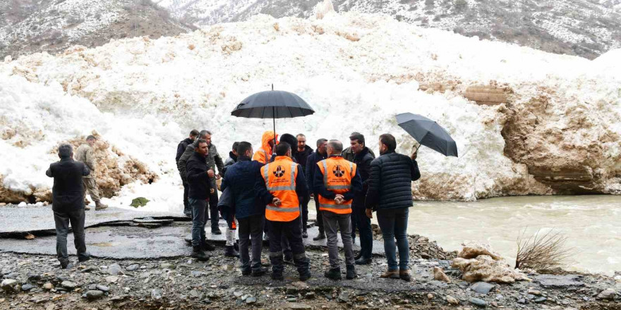 Çatak’ta çığ temizleme çalışmaları devam ediyor