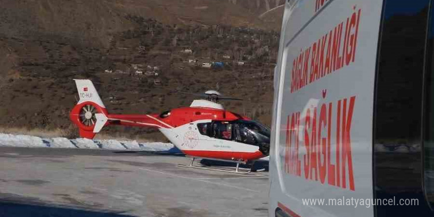 Çatak’ta serebrovasküler tedavisi gören hasta ambulans helikopterle Van’a getirildi