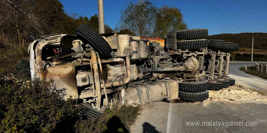 Çatalca’da kum yüklü kamyon devrildi: 1 yaralı