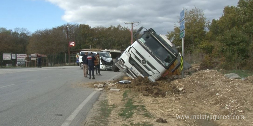 Çatalca’da minibüsle çarpışan hafriyat kamyonu devrildi: 1 yaralı