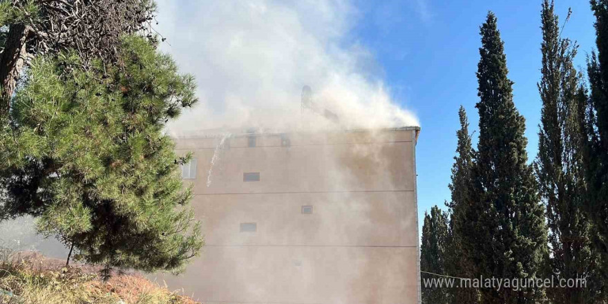 Çatı alevlere teslim oldu: Yangın 45 dakikada söndürüldü