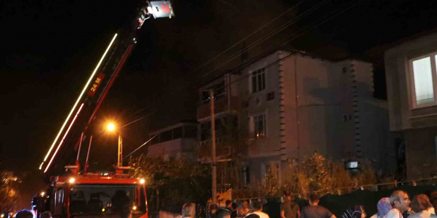 Çatı yangını büyümeden söndürüldü