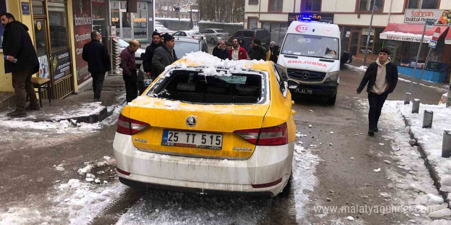 Çatıdan düşer kar kütlesi 2 otomobili kullanılamaz hale getirdi