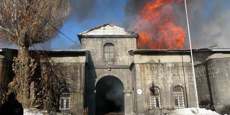 Çatısı yanan tarihi binada inceleme