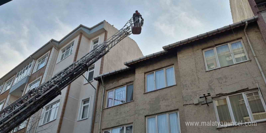 Çatıya sıkışma ihbarı ekipleri alarma geçirdi: İçeride kilitli kalmış