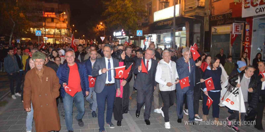 Çaycuma’da Cumhuriyet coşkusu fener alayı ile sürdü