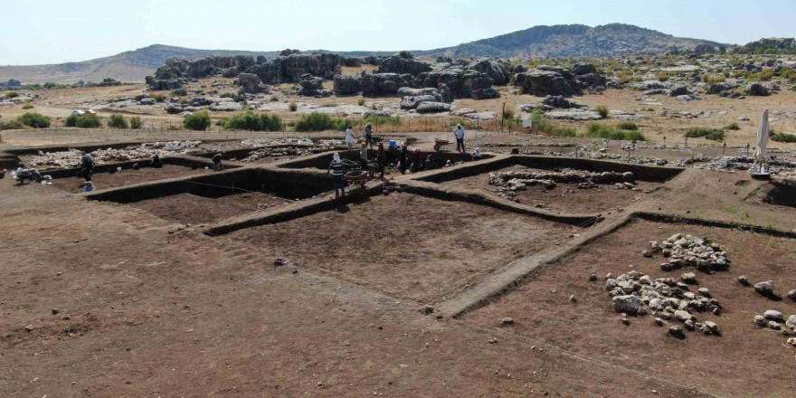 Çayönü Tepesi kazılarında 60 yıldır bilinmezliklerin ortaya çıkartılması için arkeolojik çalışmalar yeni dönemde de yürütülüyor