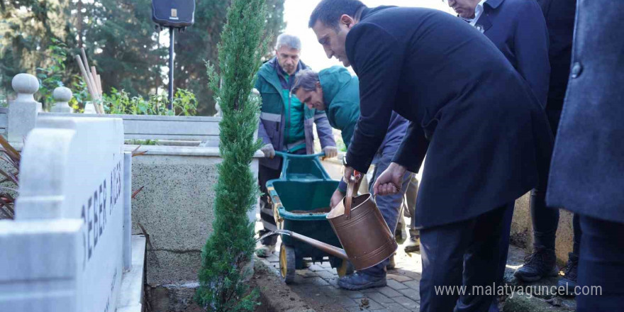 Cemal Süreya vefatının 35. yılında kabri başında kır çiçekleriyle anıldı