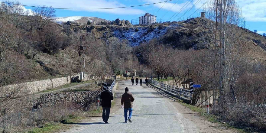 Çemişgezek ilçesinde kar mutluluğu kısa sürdü