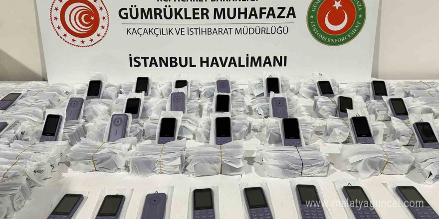 Cep telefonlarını ’kablo’ diye yurda sokarken yakalandılar