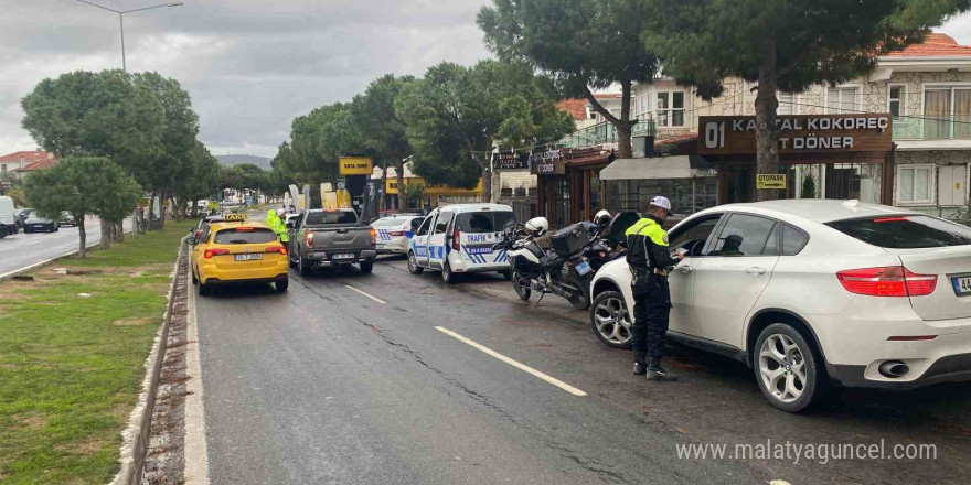 Çeşme’de yaya geçidi ihlali yapan 53 sürücüye işlem