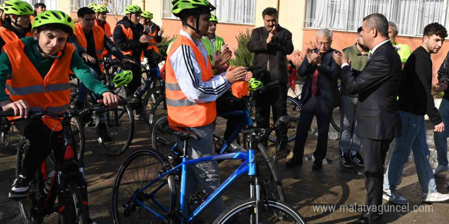 Çevre bilinci ve sağlıklı yaşam için pedal çevirdiler