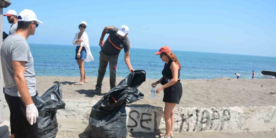 Çevreciler sahili temizledi